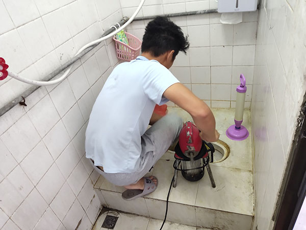 商水管道堵塞冒臭气 专业师傅现场解决问题