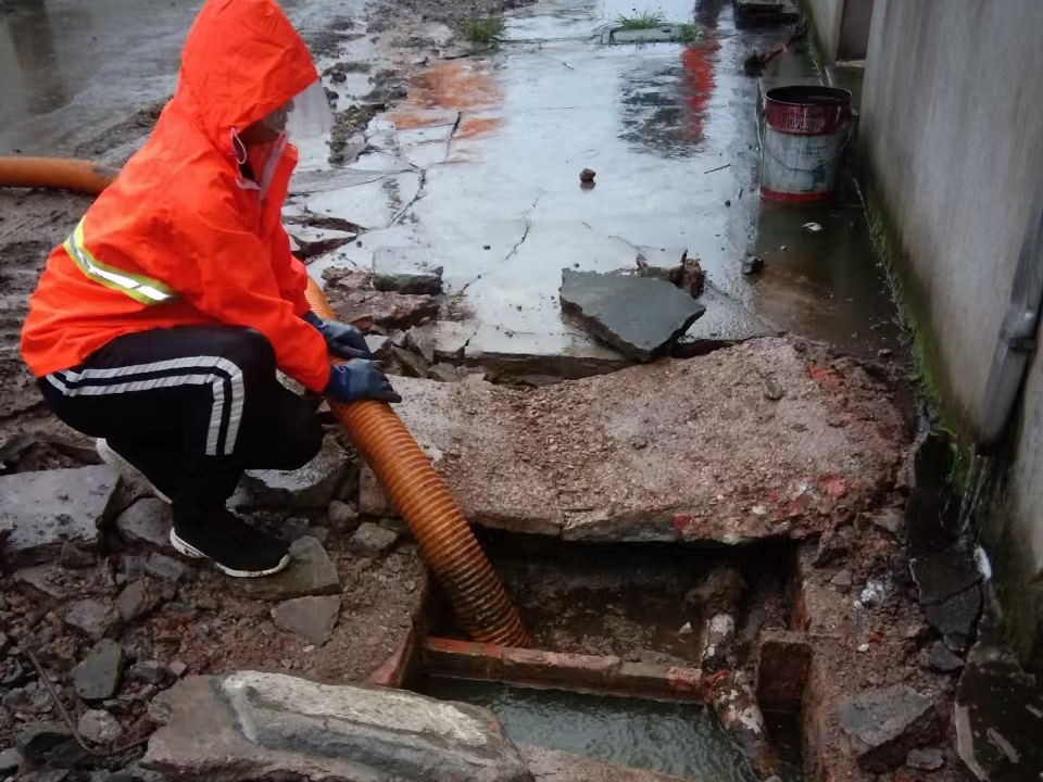 商水专业清理污水池 炜誉市政以规范流程守护城市 “肠道”