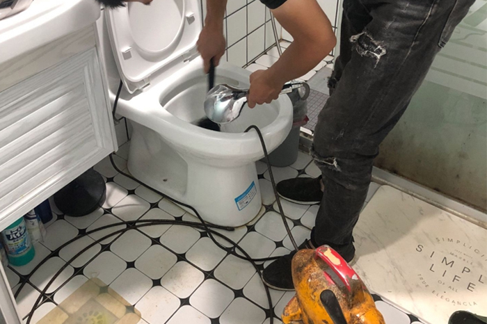 商水马桶堵塞自己疏通还是找师傅？专业上门服务让你省时更省心